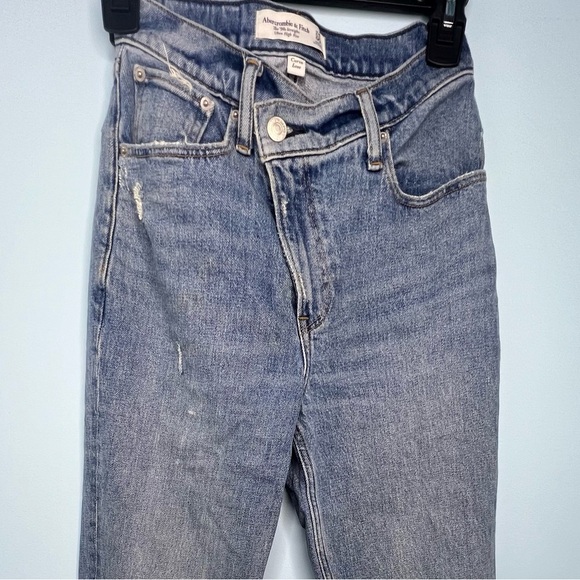 Abercrombie & Fitch Curve Love Ultra High Rise 90s Straight Jean - Picture 1 of 6